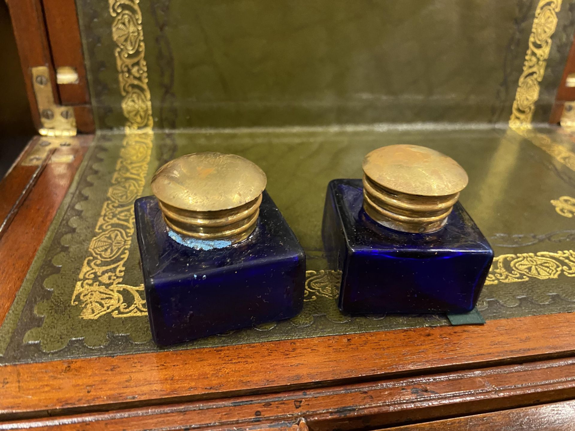 A VINTAGE MAHOGANY AND BRASS BOUND WRITING SLOPE WITH GREEN LEATHER INTERIOR AND BRASS AND BLUE - Image 3 of 3