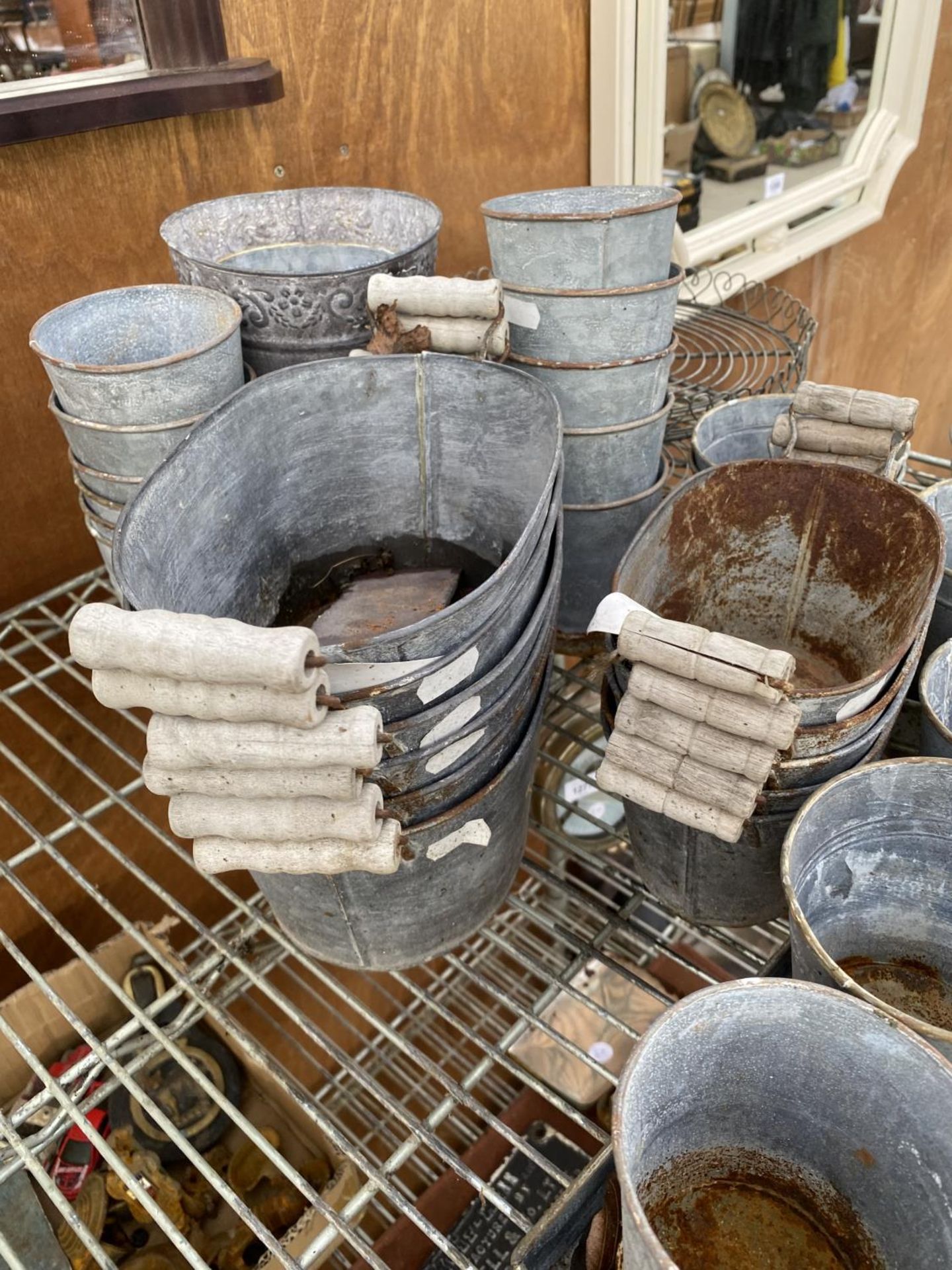 AN ASSORTMENT OF SMALL GALVANISED METAL GARDEN PLANTERS AND TROUGHS - Image 2 of 4