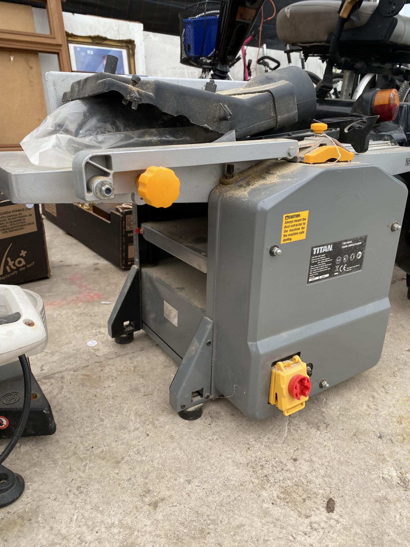 A TITAN JOINTER PLANER BELIEVED IN WORKING ORDER BUT NO WARRANTY - Image 2 of 2