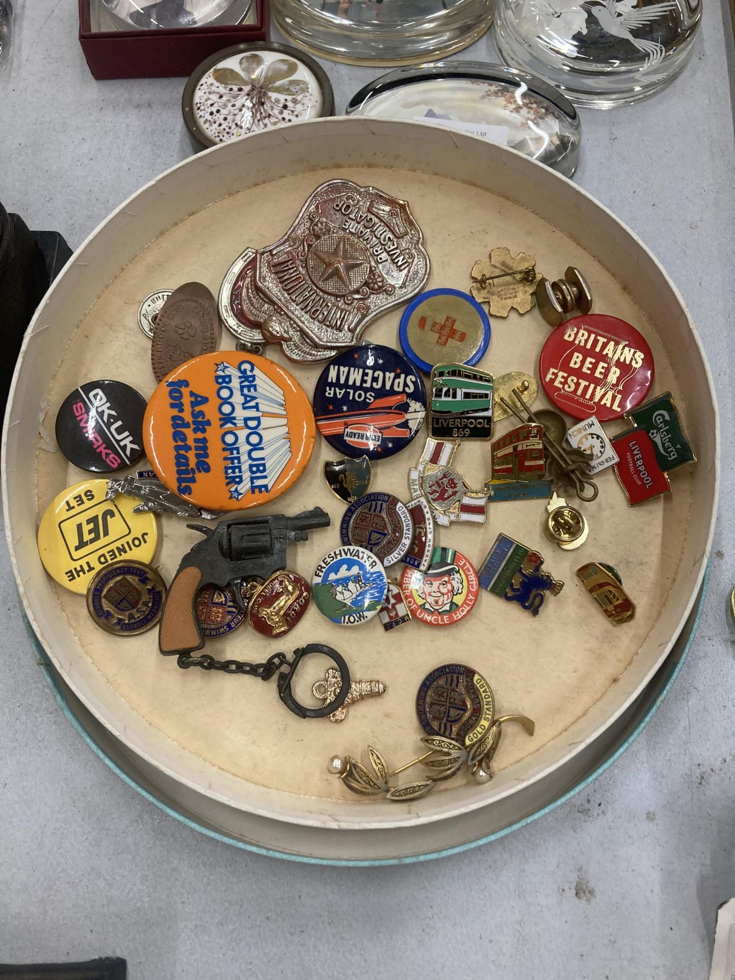 A QUANTITY OF BADGES IN A VINTAGE BARKER AND DOBSON CHOCOLATE BOX