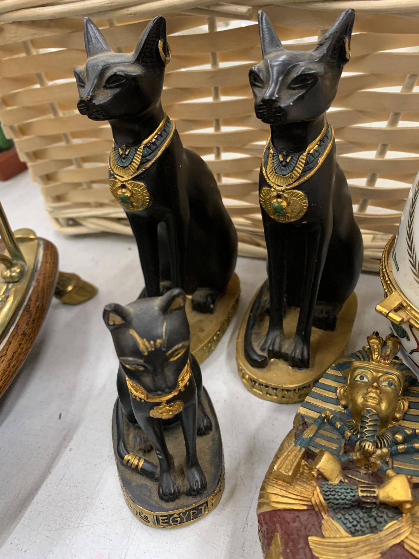 FOUR MODELS OF EGYPTIAN CATS, 'KING TUTS' SARCOPHAGUS PLUS TWO CERAMIC EGGS WITH EGYPTIAN DECORATION - Bild 3 aus 4