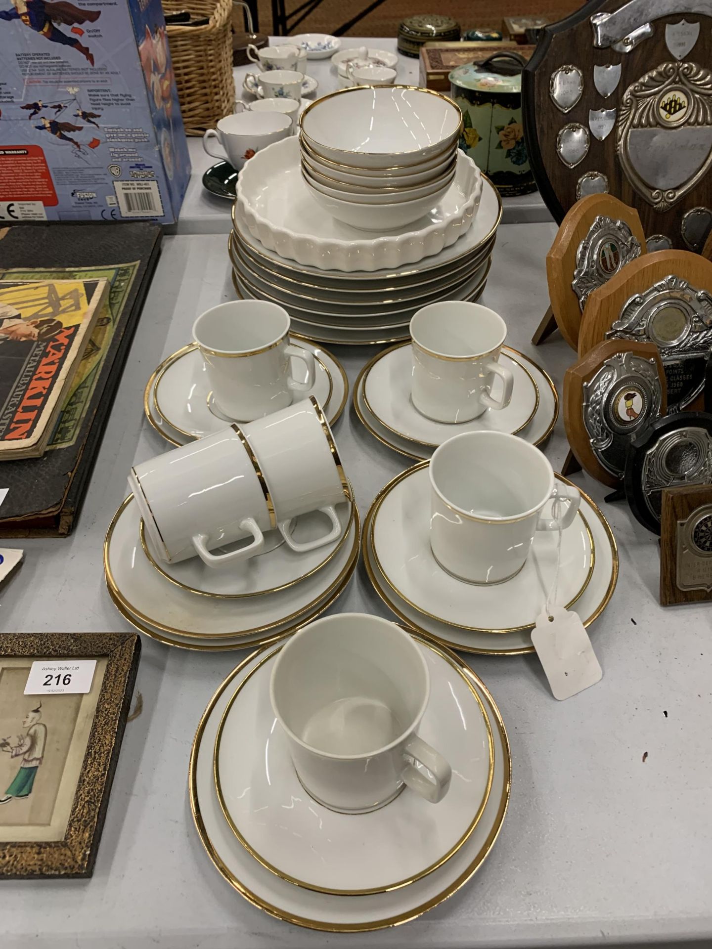 AN ESCHENBACH GERMAN PART DINNER SERVICE TO INCLUDE VARIOUS SIZED PLATES, BOWLS, CUPS, SAUCERS, ETC