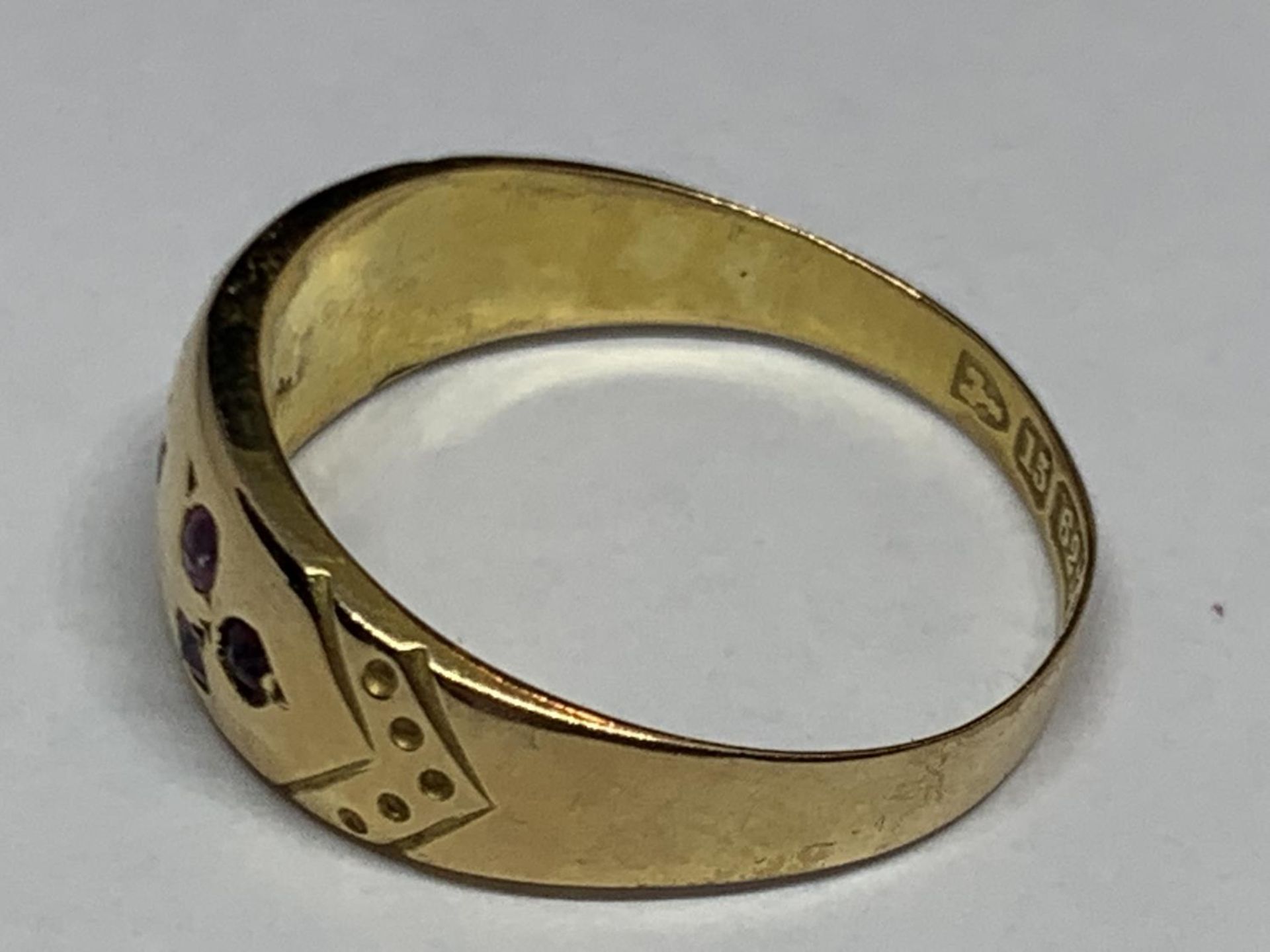 A VICTORIAN 15CT YELLOW GOLD GYPSY SET RING, WEIGHT 1.7G, SIZE O, BOXED - Image 3 of 5