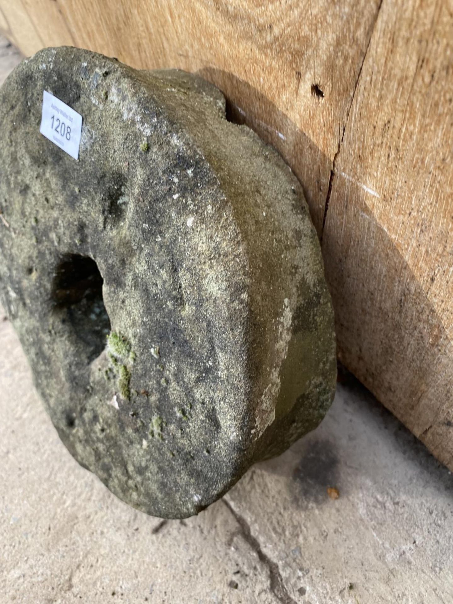 A SMALL SANDSTONE GRINDSTONE WHEEL (D:26CM) - Image 3 of 4