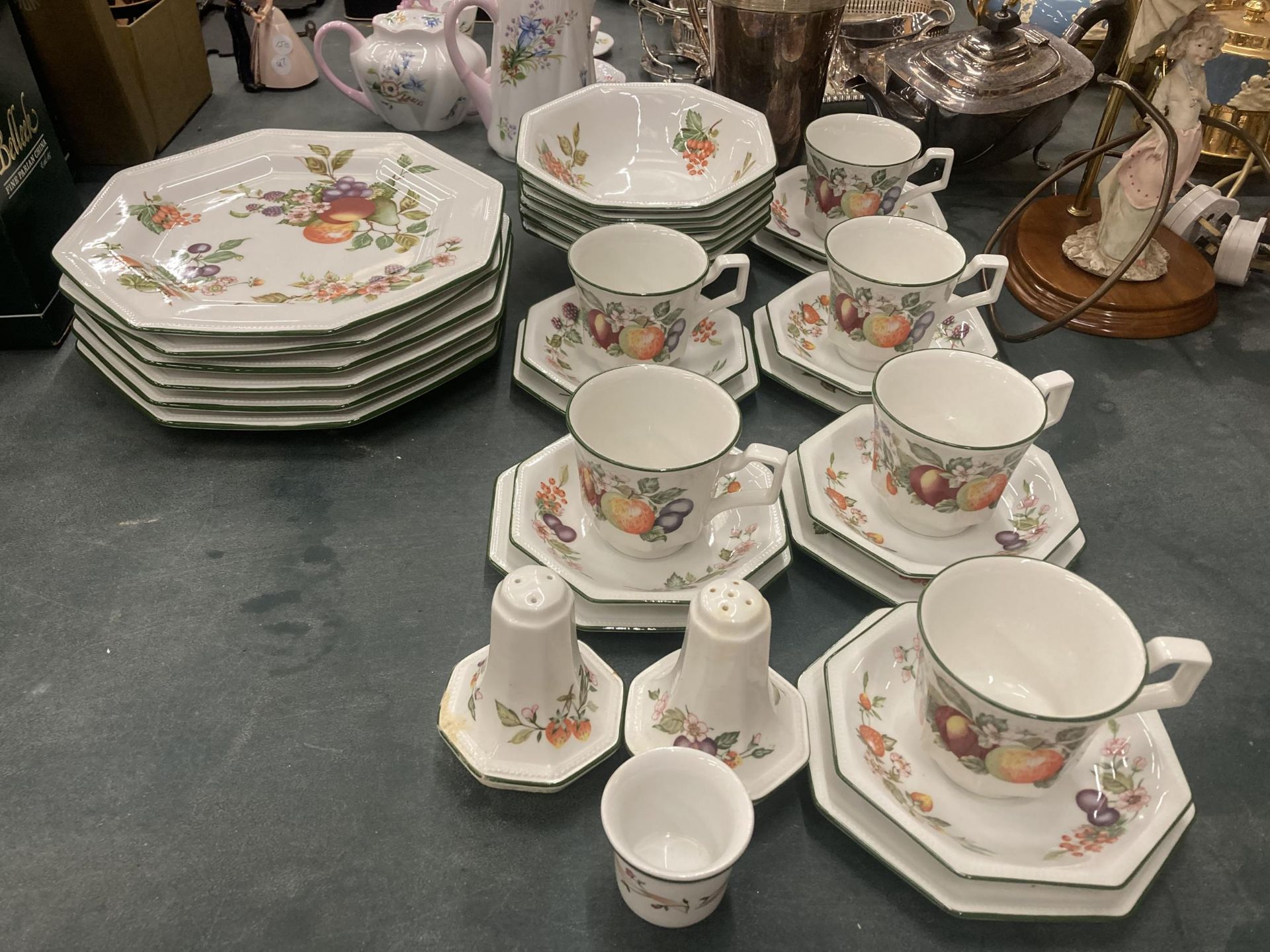 A JOHNSON BROS PART DINNER SERVICE TO INCLUDE DINNER PLATES, BOWLS, CUPS, SAUCERS, SIDE PLATES, AN