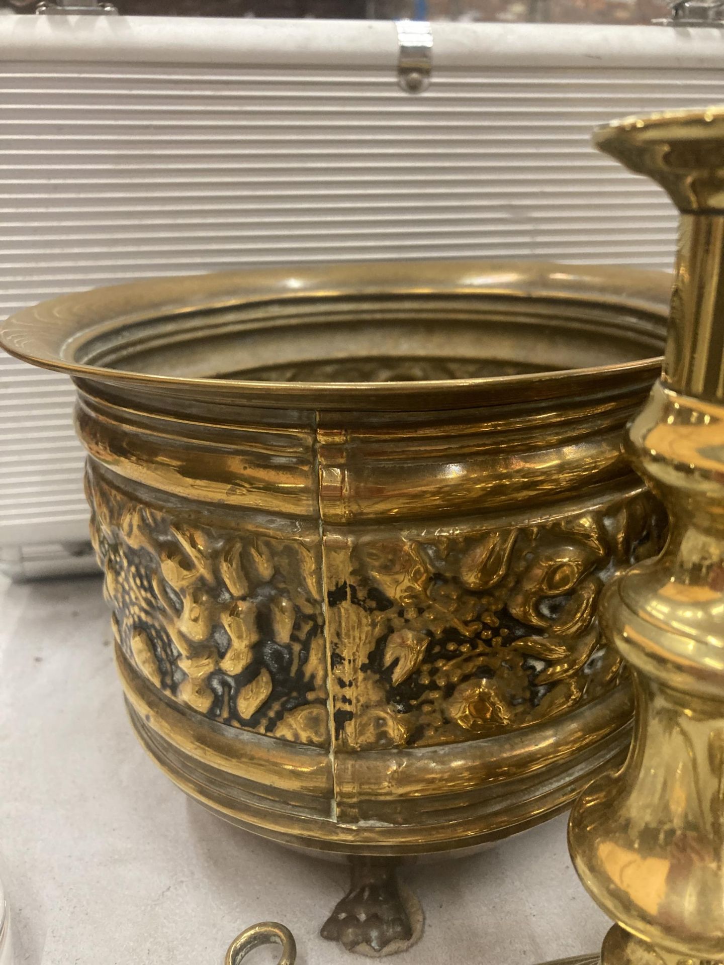 A LARGE COLLECTION OF BRASSWARE TO INCLUDE A PLANTER, CANDLESTICKS, VASES, FIGURES, HORSE BRASSES, - Bild 2 aus 4