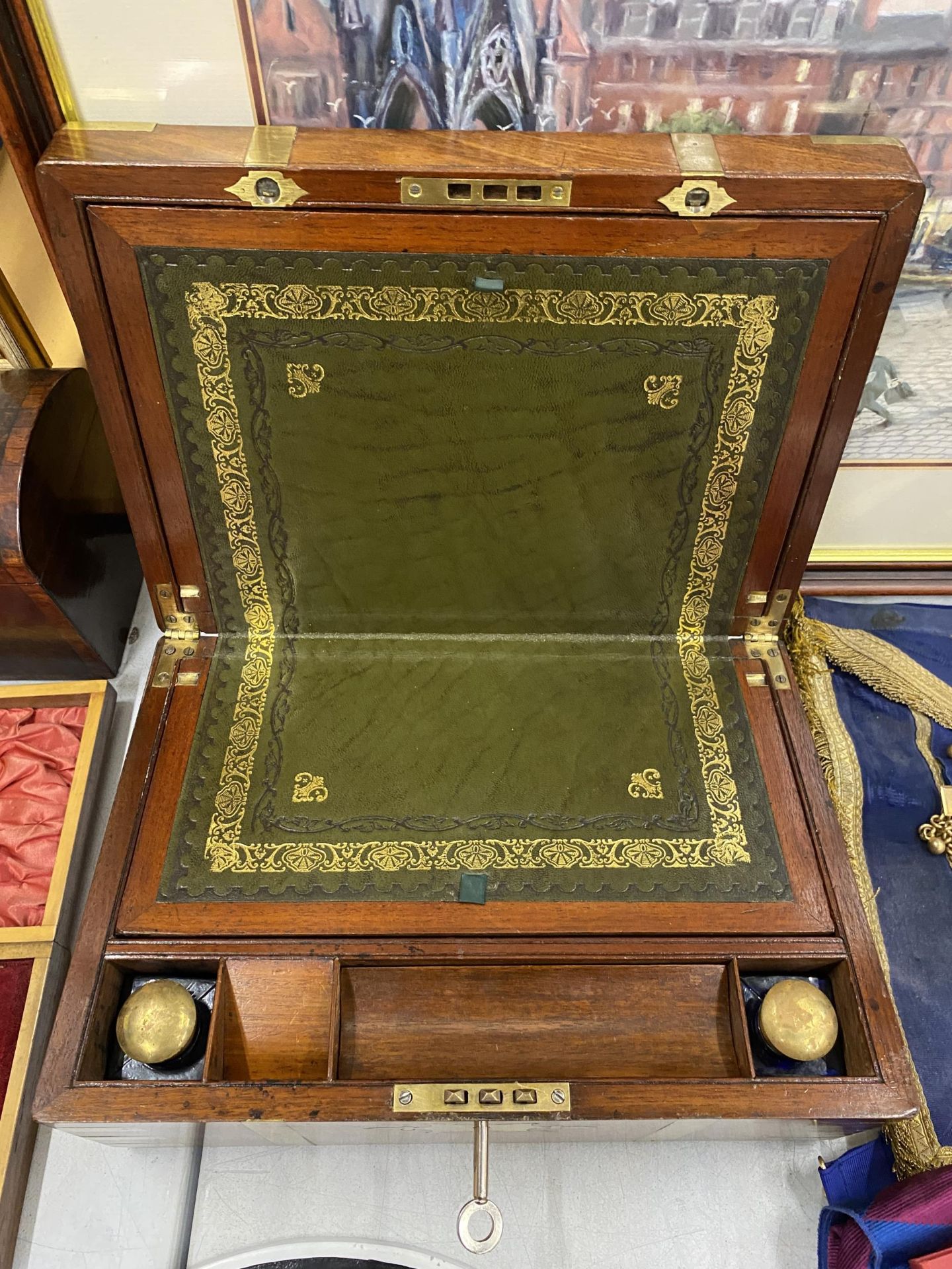 A VINTAGE MAHOGANY AND BRASS BOUND WRITING SLOPE WITH GREEN LEATHER INTERIOR AND BRASS AND BLUE - Image 2 of 3