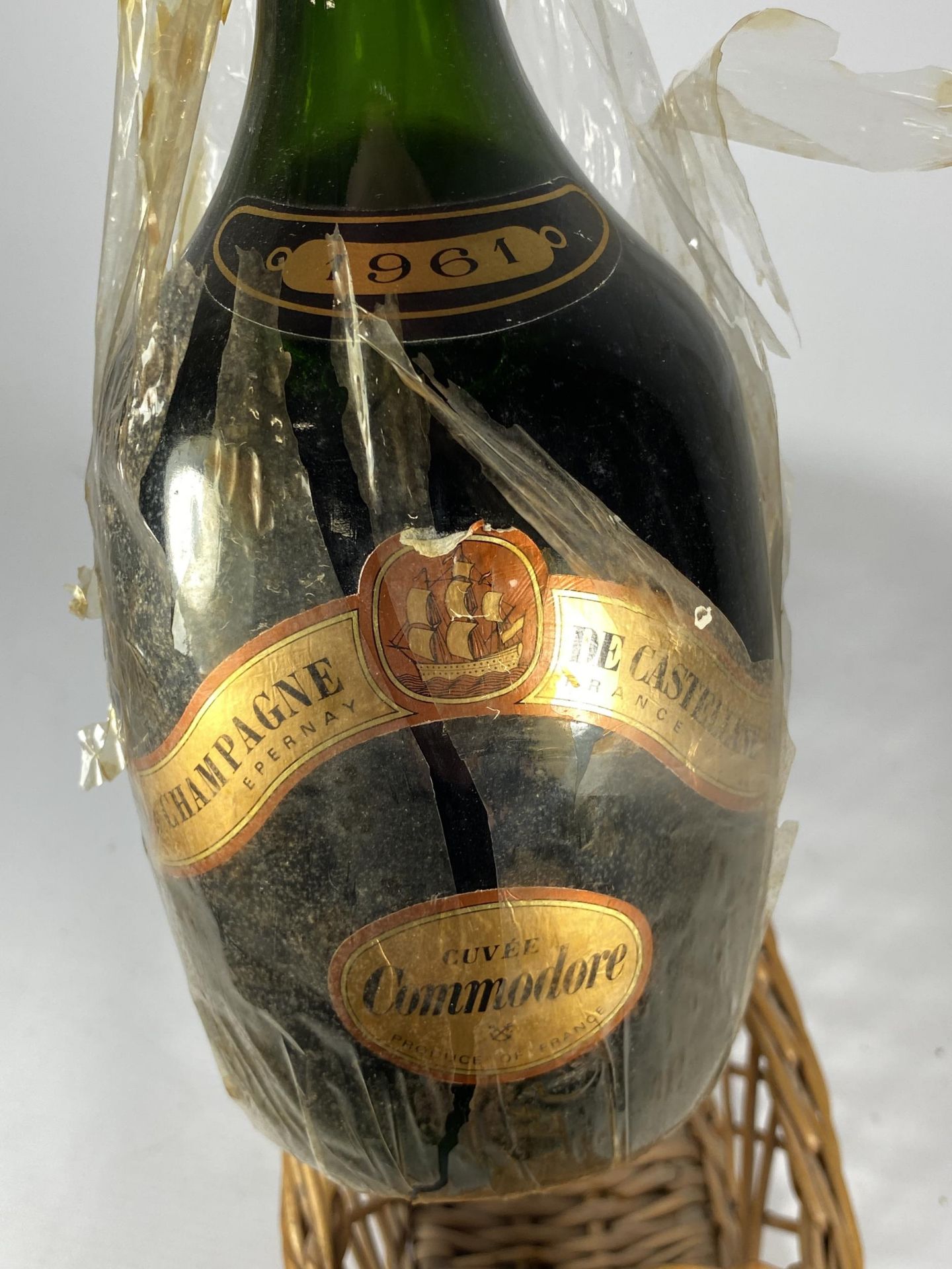 1 X VINTAGE BOTTLE - COMMODORE 1961 CUVEE CHAMPAGNE IN WICKER BASKET - Image 2 of 3