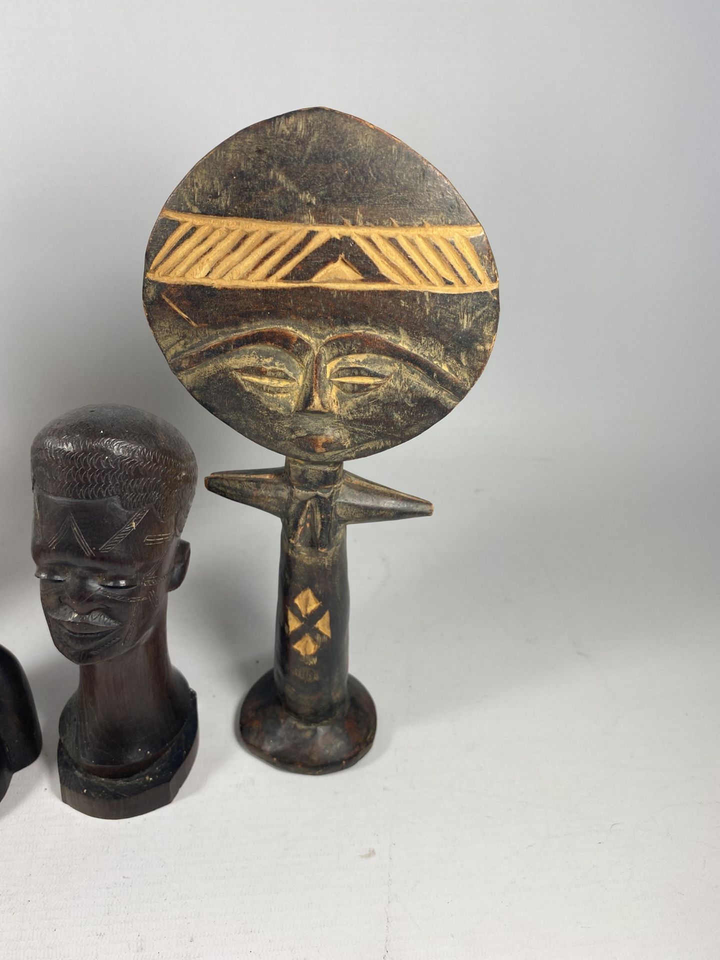 A GROUP OF FOUR VINTAGE TRIBAL FIGURES TO INCLUDE UNUSUAL FERTILITY FIGURE - Image 2 of 2