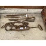 AN ASSORTMENT OF VINTAGE ITEMS TO INCLUDE A GREASE GUN AND A CHAIN ETC