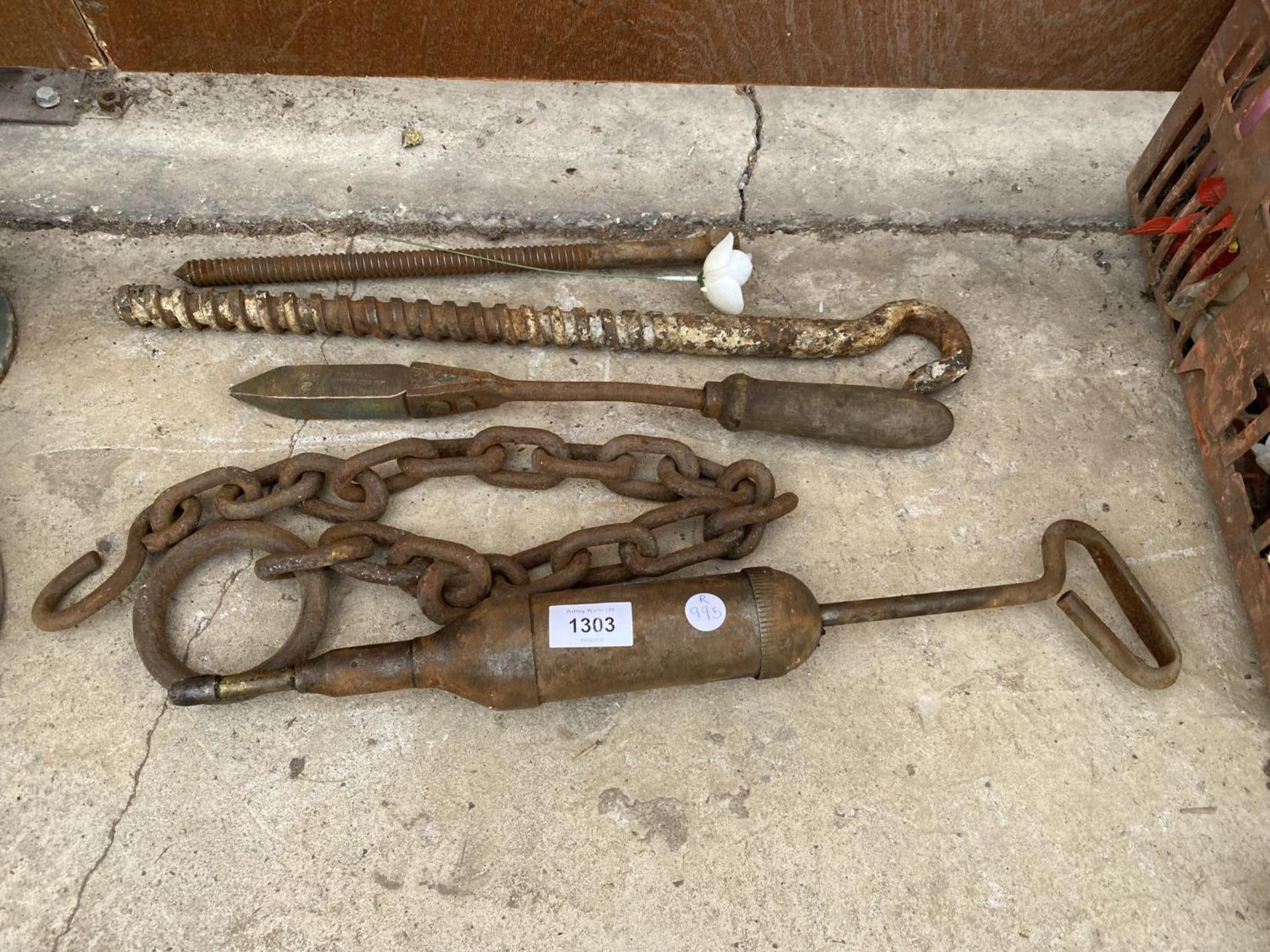 AN ASSORTMENT OF VINTAGE ITEMS TO INCLUDE A GREASE GUN AND A CHAIN ETC