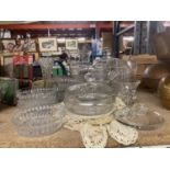 A QUANTITY OF GLASSWARE TO INCLUDE VASES, LIDDED POTS, DESSERT BOWLS, ETC