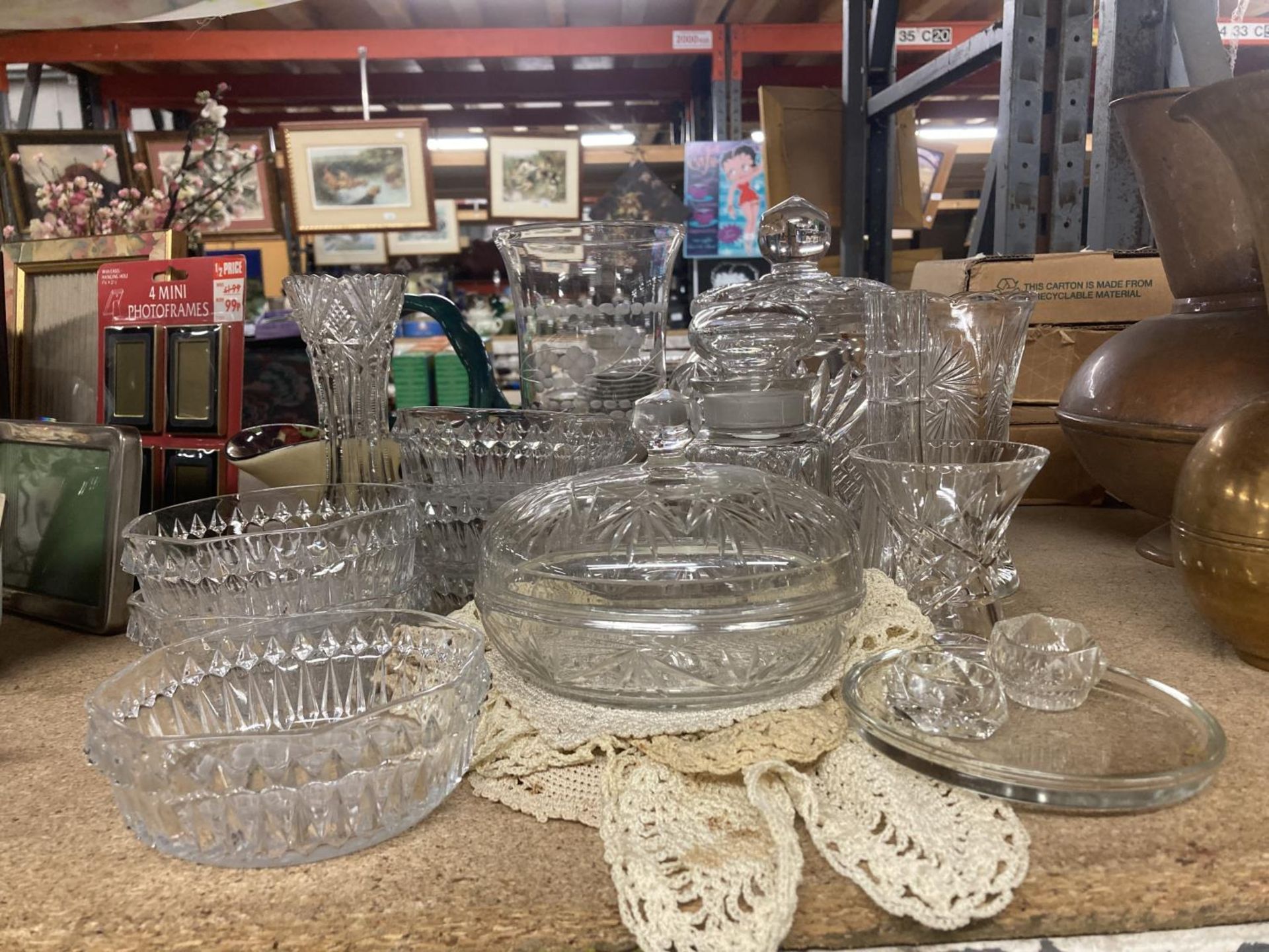 A QUANTITY OF GLASSWARE TO INCLUDE VASES, LIDDED POTS, DESSERT BOWLS, ETC