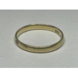 AN 18 CARAT GOLD WEDDING BAND SIZE J/K GROSS WEIGHT 1.65 GRAMS