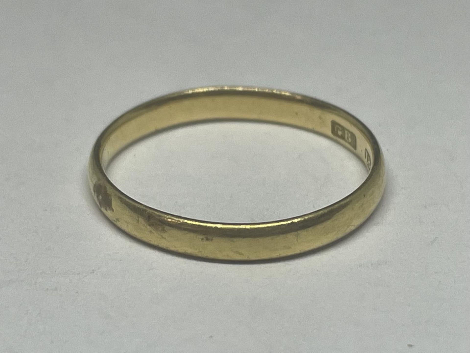 AN 18 CARAT GOLD WEDDING BAND SIZE J/K GROSS WEIGHT 1.65 GRAMS