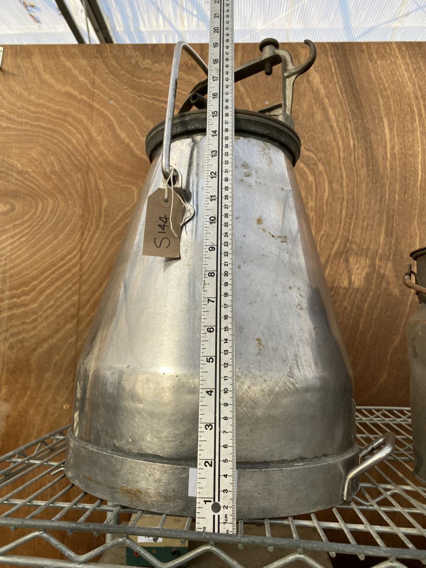A VINTAGE STAINLESS STEEL MILKING BUCKET WITH LID - Image 3 of 3