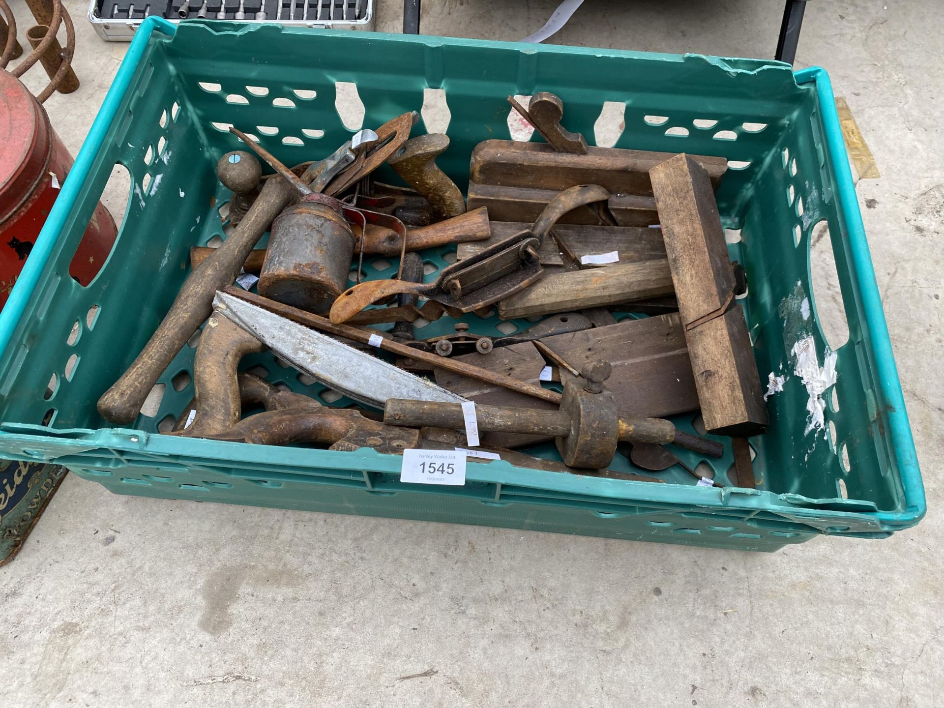 AN ASSORTMENT OF VINTAGE TOOLS TO IBNCLUDE WOOD PLANES, SAWS AND AN OIL CAN ETC