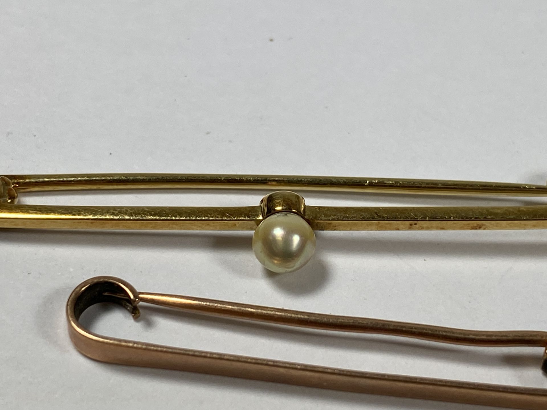 A GROUP OF FOUR 9CT YELLOW GOLD TIE PINS TO INCLUDE HORSE SHOE EXAMPLE, TOTAL WEIGHT 10.48G - Image 3 of 4