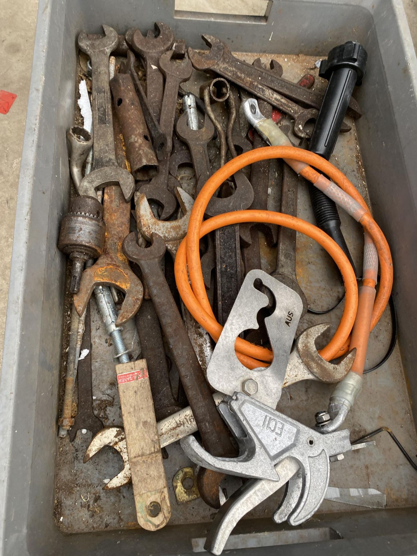 AN ASSORTMENT OF TOOLS TO INCLUDE SPANNERS AND GREASE GUNS ETC - Image 3 of 4