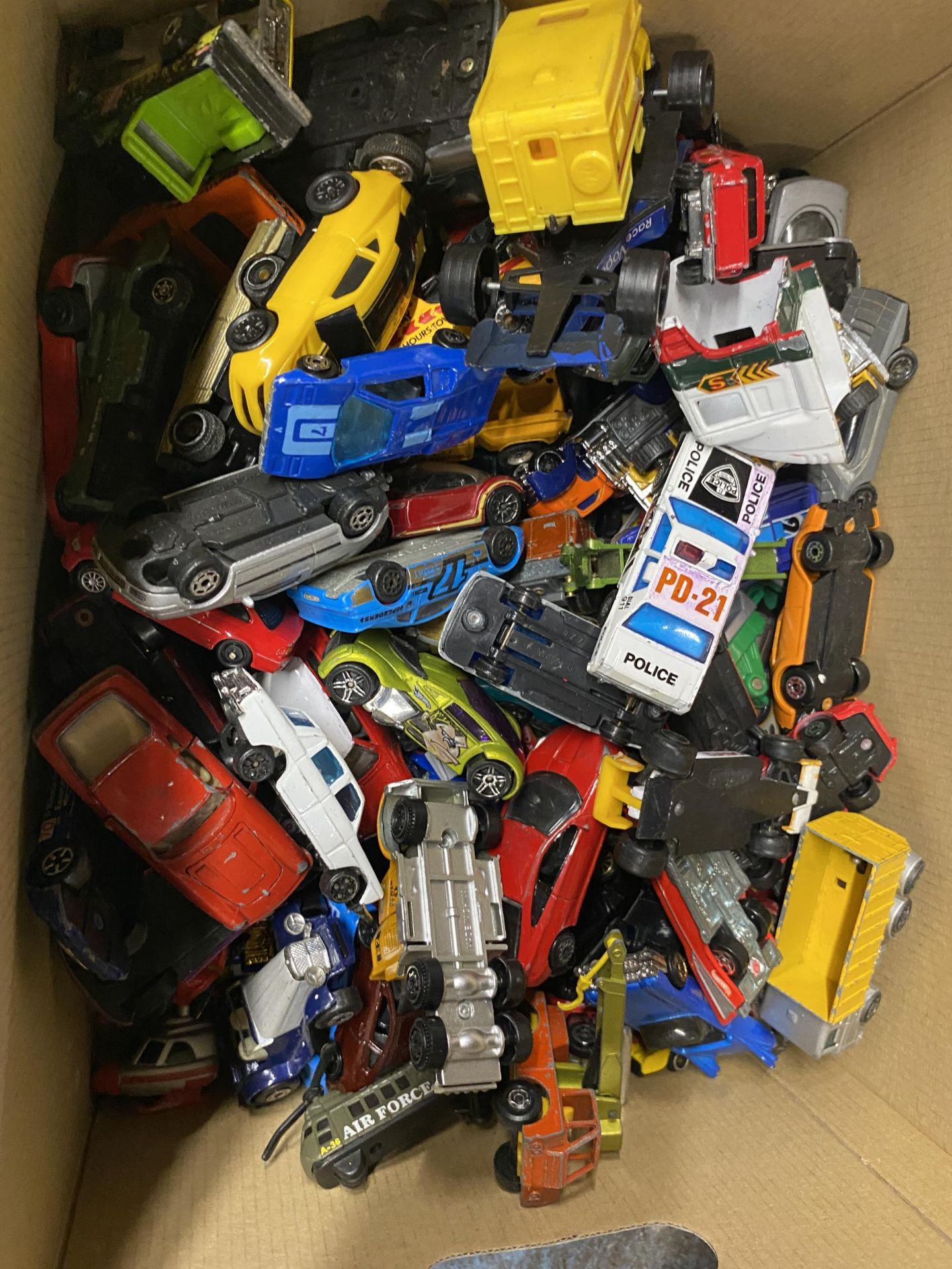 A MIXED LOT OF DIECAST AND FURTHER TOY VEHICLES
