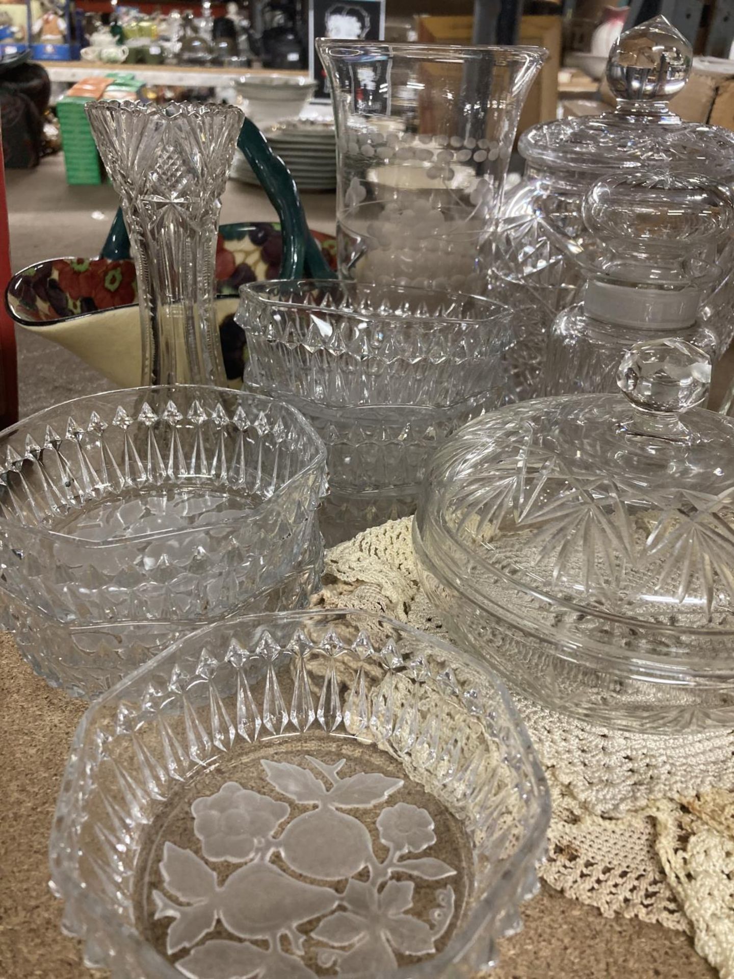 A QUANTITY OF GLASSWARE TO INCLUDE VASES, LIDDED POTS, DESSERT BOWLS, ETC - Image 3 of 3