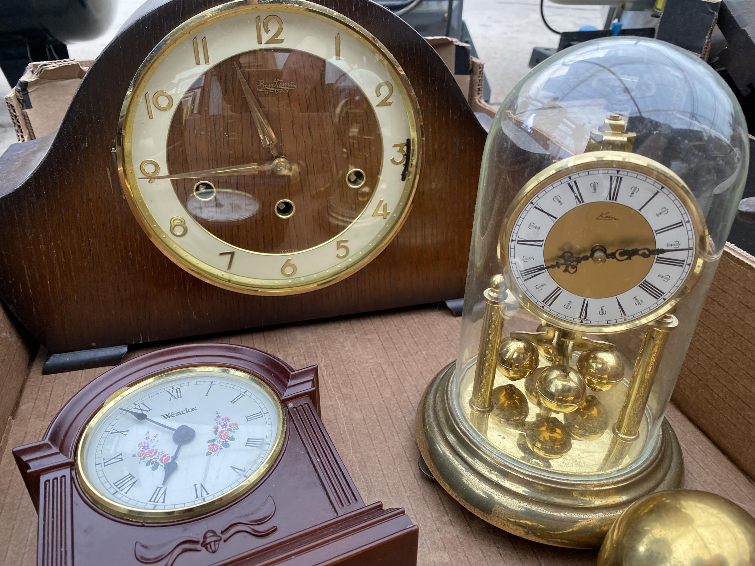 AN ASSORTMENT OF CLOCKS TO INCLUDE AN ANNIVERSARY CLOCK AND A MANTLE CLOCK - Image 2 of 2
