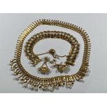 AN 18CT YELLOW GOLD DECORATIVE JEWELLERY SUITE COMPRISING EARRINGS, NECKLACE & BRACELET WITH PEARL