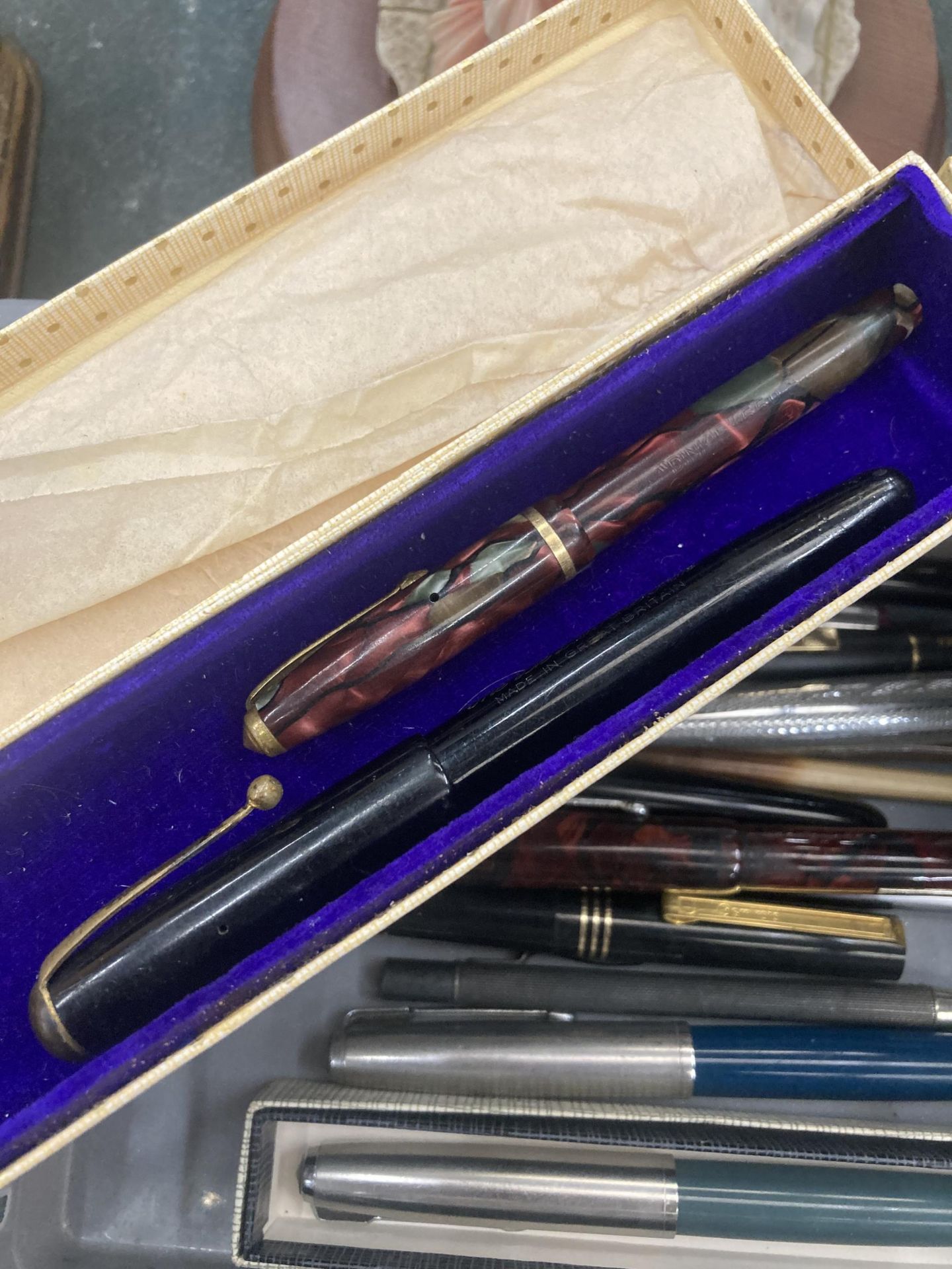 A QUANTITY OF VINTAGE PENS TO INCLUDE PARKER FOUNTAIN PENS - ONE BOXED, CONWAY STEWART, ONE WITH A - Image 3 of 4