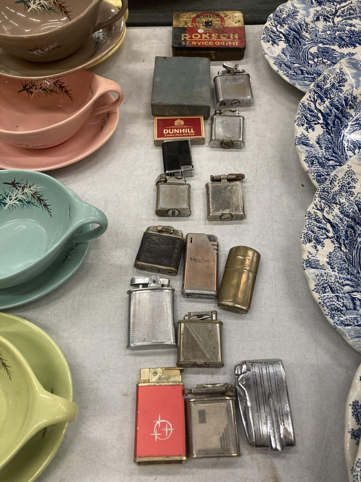 A LARGE COLLECTION OF VINTAGE LIGHTERS TO INCLUDE RONSON, POLO, ETC