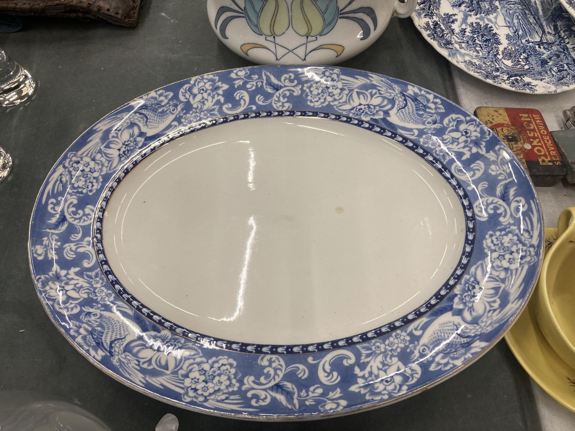 A LARGE DAVENPORT PLATTER AND AN ALFRED PEARCE CHAMBER POT WITH RETRO DESIGN - Image 5 of 5