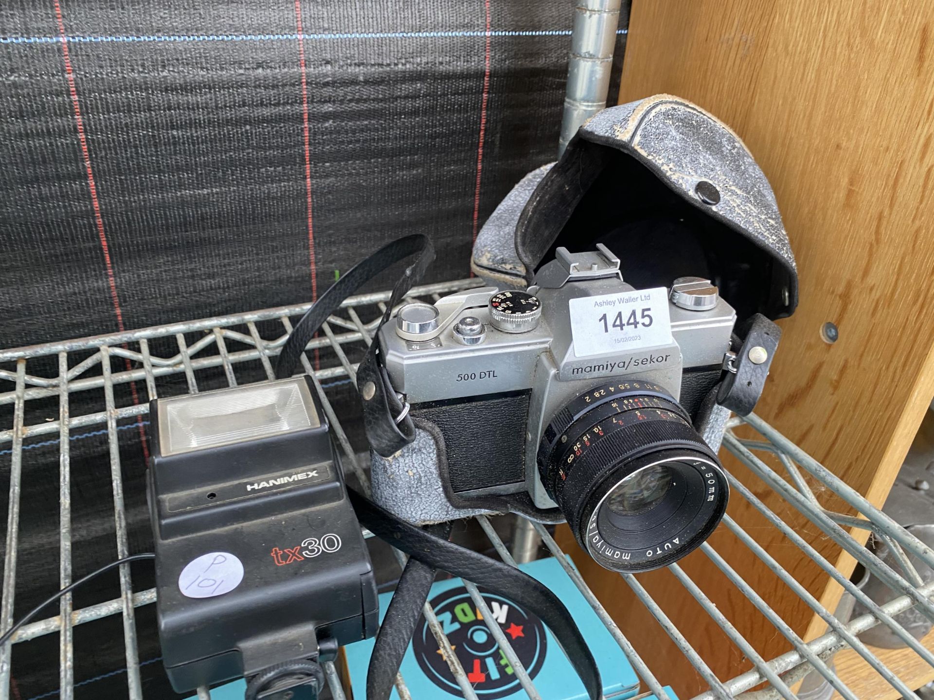 A MAMIYA/SEKAR 500DTL CAMERA AND A HANIMEX TX30 FLASH