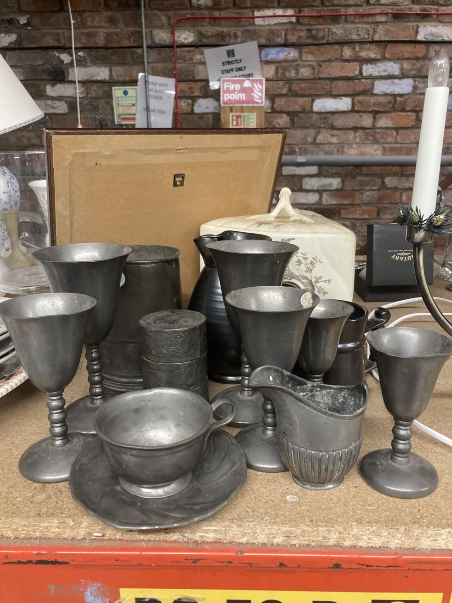 A QUANTITY OF ANTIQUE PEWTER ITEMS TO INCLUDE GOBLETS, A QUART JUG, STORAGE CONTAINER, CUP AND