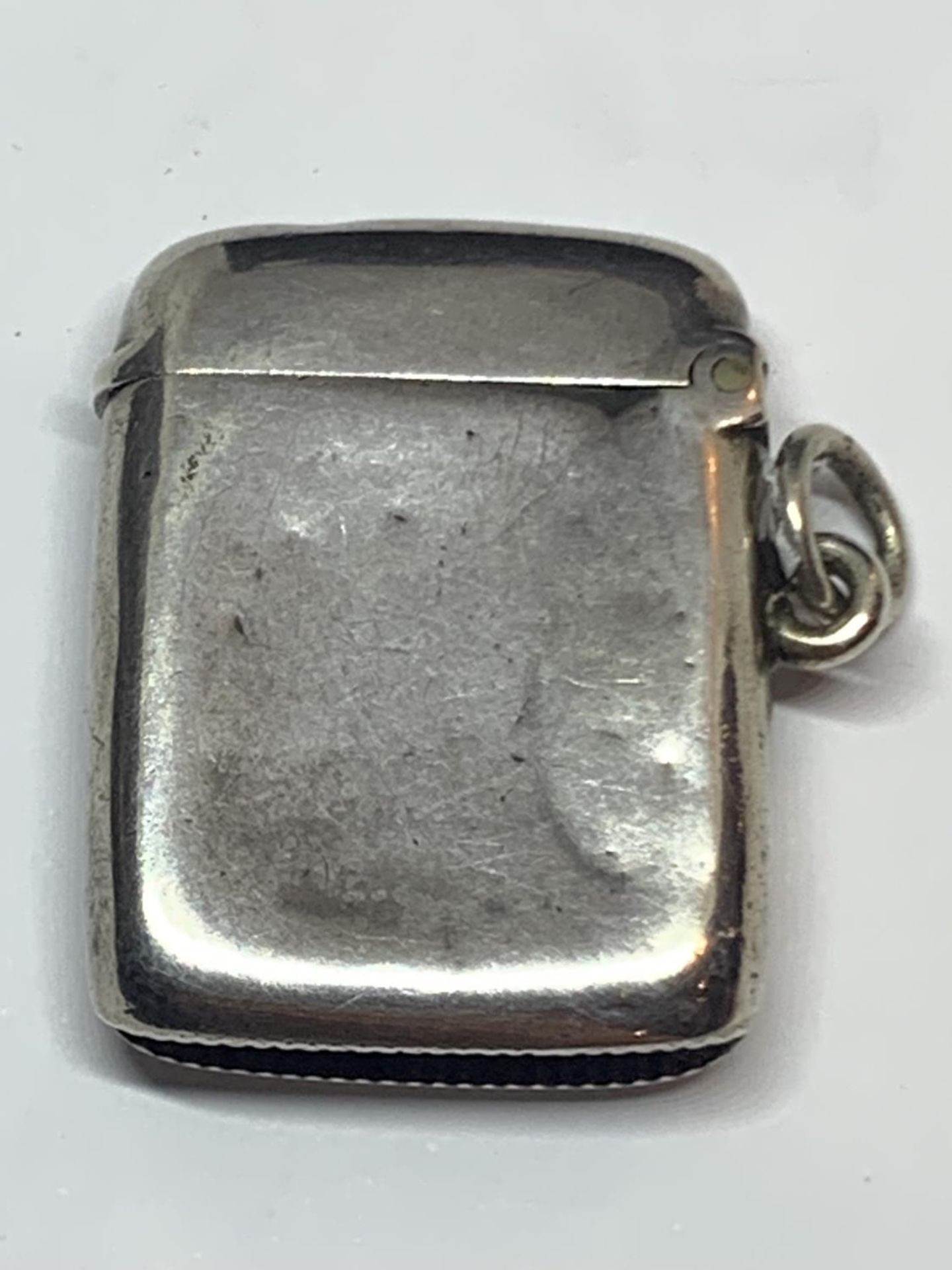 A HALLMARKED BIRMINGHAM SILVER VESTA CASE - Image 2 of 3