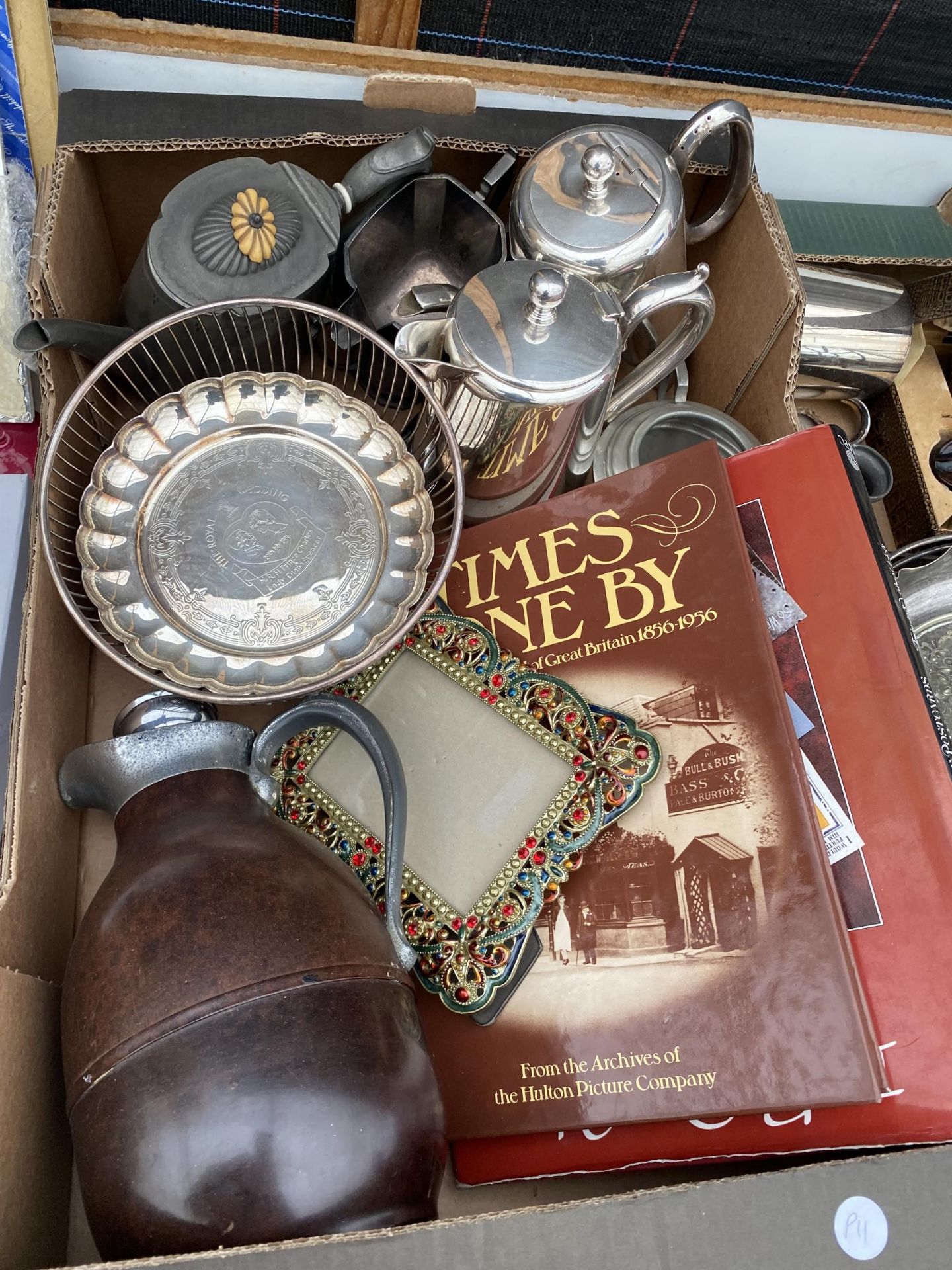 AN ASSORTMENT OF ITEMS TO INCLUDE TEAPOTS, A VICE AND A DRESSING TABLE SET ETC - Image 3 of 5