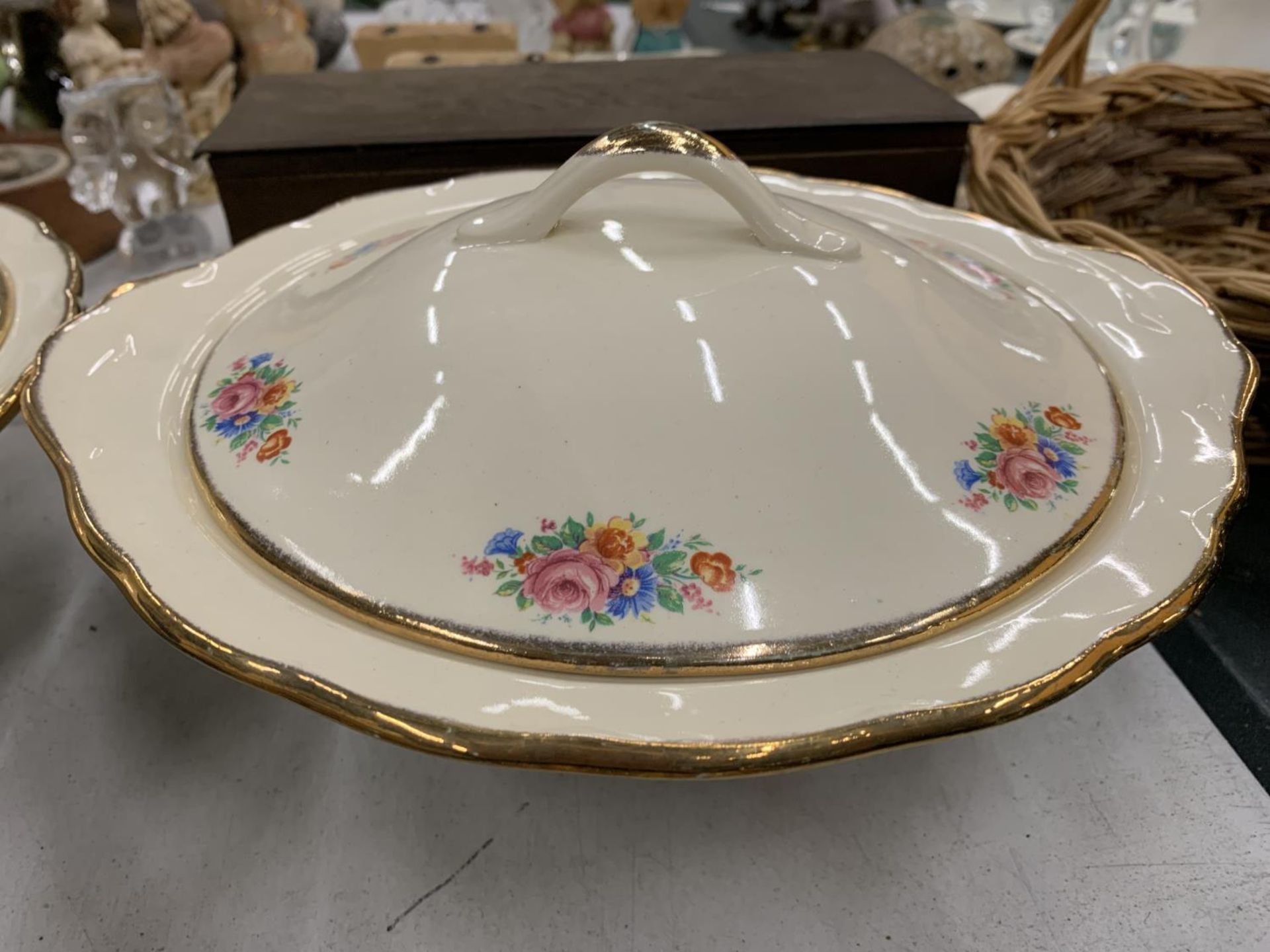 A QUANTITY OF VINTAGE GRINDLEY 'CREAM PETAL DINNERWARE TO INCLUDE SERVING TUREENS, VARIOUS SIZES - Image 2 of 4