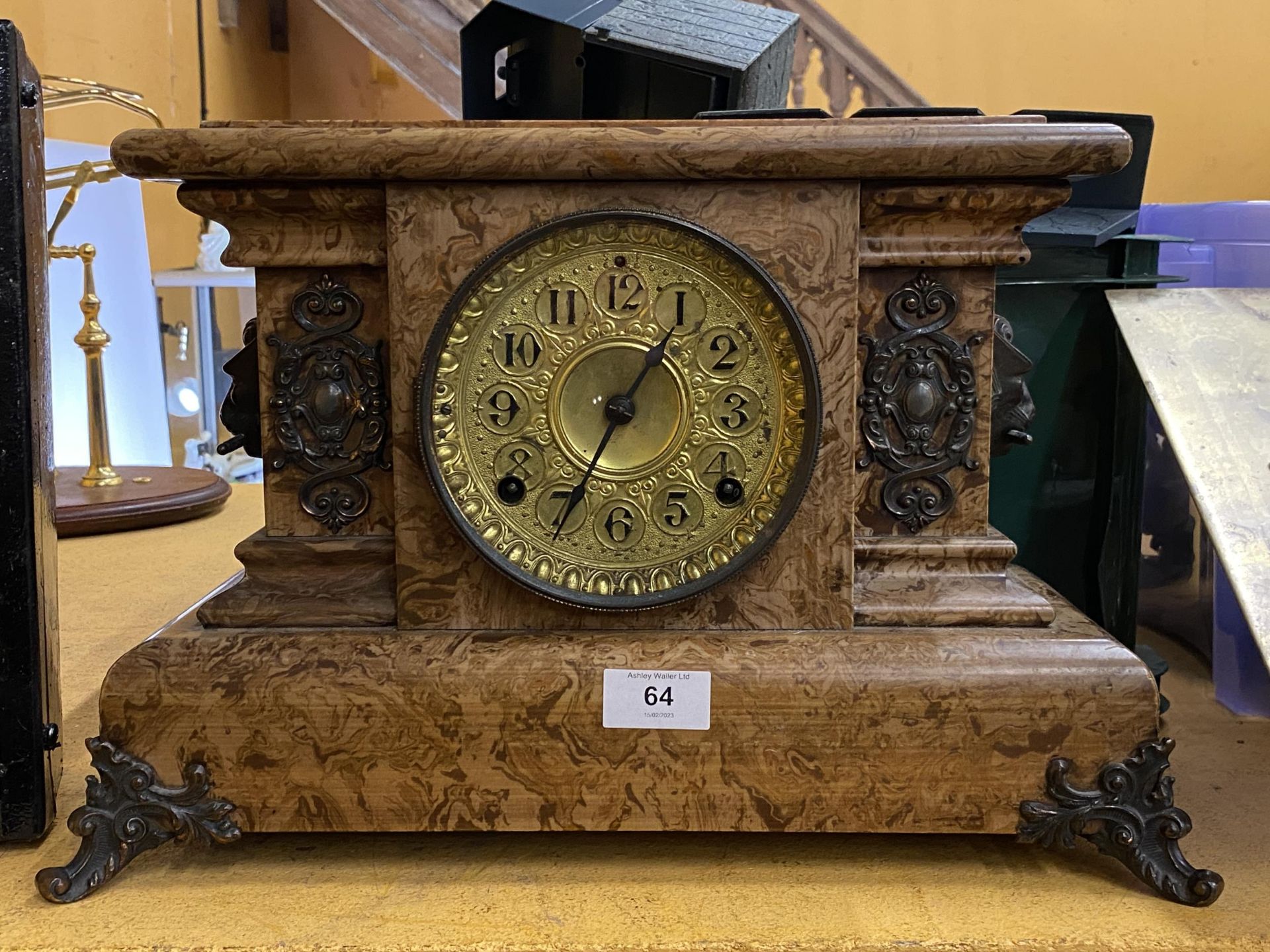 A VINTAGE MARBLE EFFECT DECORATIVE CHIMING MANTLE CLOCK WITH BRASS DIAL, HEIGHT 28CM