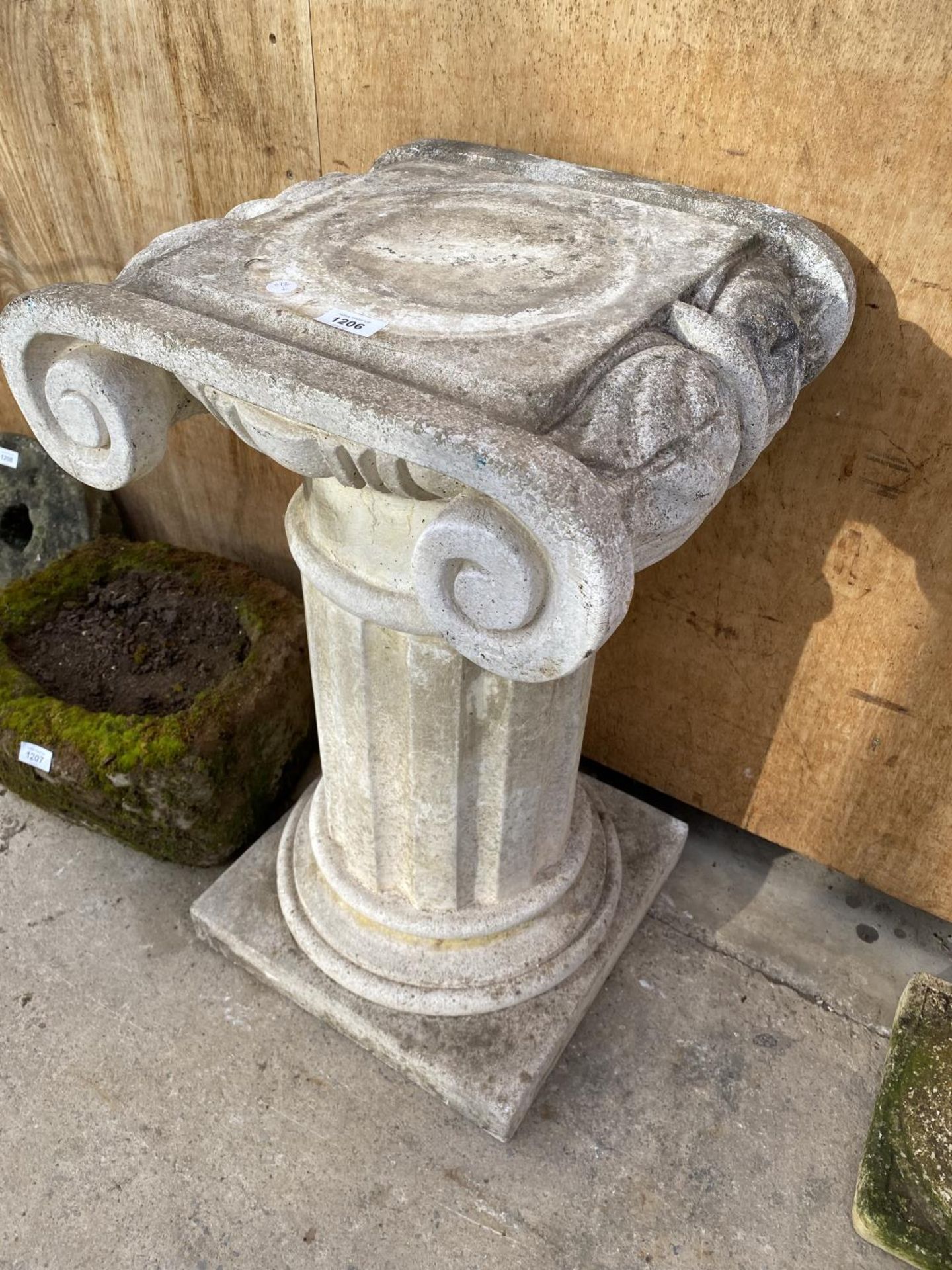 A LARGE RECONSTITUTED STONE PLANT PEDESTAL IN THE FORM OF A GREEK STYLE COLUMN (H:75CM) - Image 2 of 4