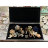 A QUANTITY OF COSTUME JEWELLERY BROOCHES - SOME VINTAGE IN A BLACK BOX