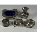 A MIXED LOT OF SILVER & SILVER PLATE TO INCLUDE A PAIR OF BIRMINGHAM HALLMARKED SILVER OPEN SALTS,