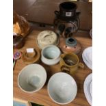 A MIXED LOT OF STUDIO POTTERY AND FURTHER ITEMS TO INCLUDE GRECIAN STYLE URN ETC