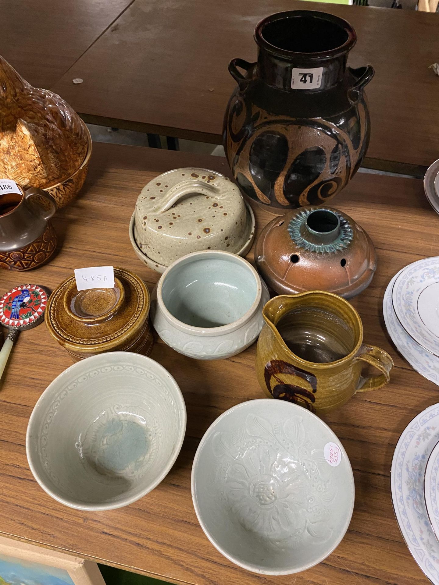 A MIXED LOT OF STUDIO POTTERY AND FURTHER ITEMS TO INCLUDE GRECIAN STYLE URN ETC