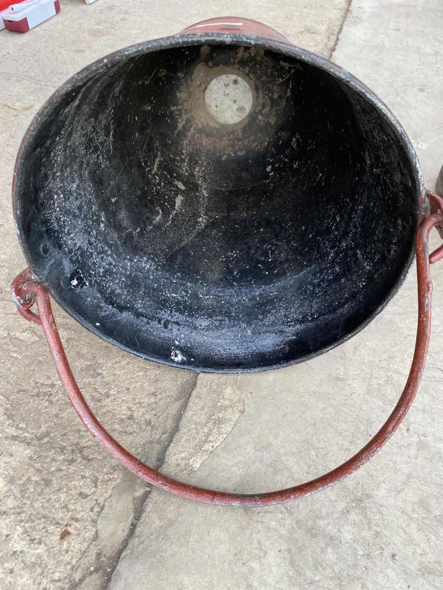 AN UNUSUAL CURVED BOTTOMED FIRE BUCKET - Bild 2 aus 3