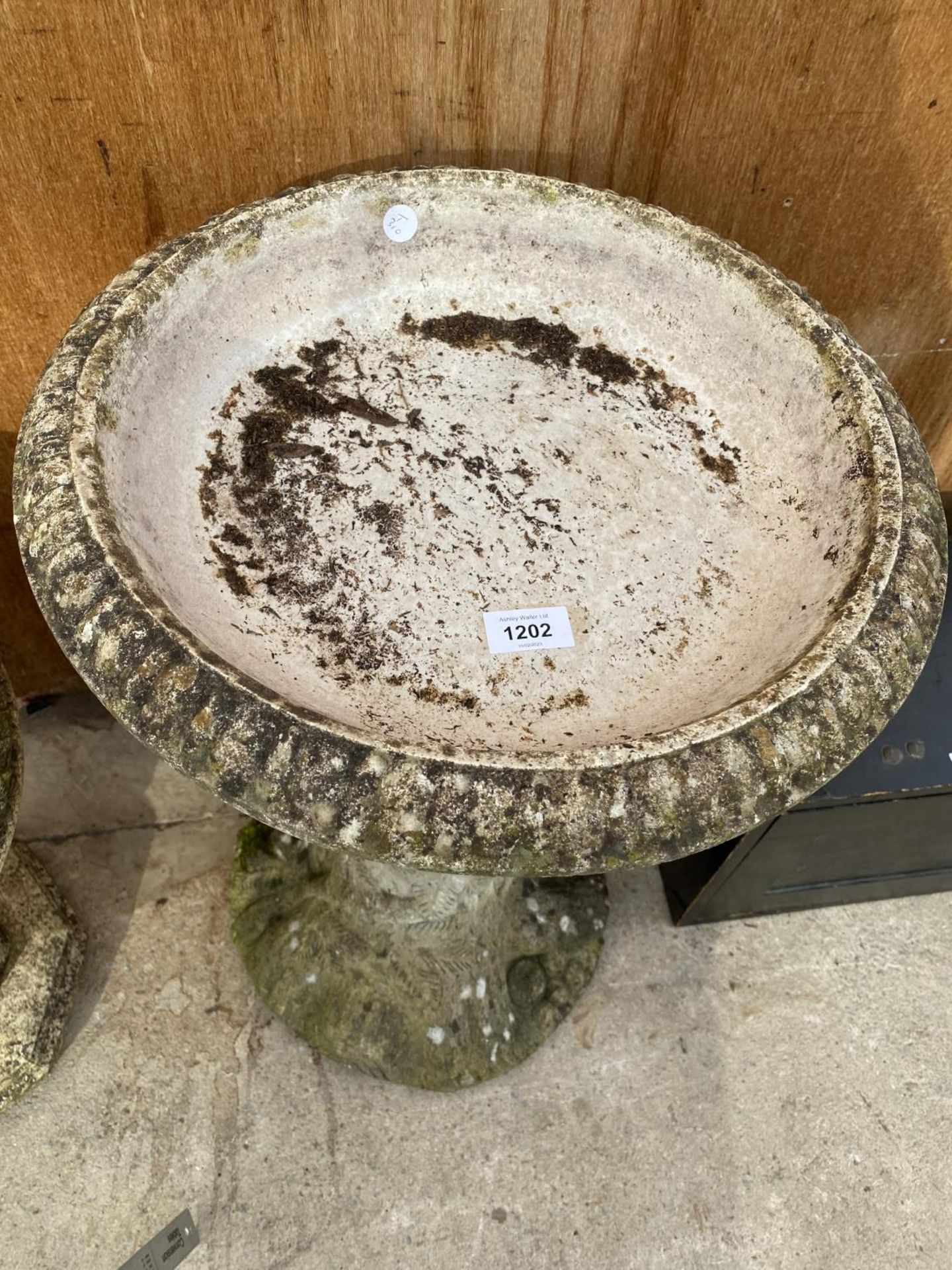 A RECONSTITUTED STONE BIRD BATH WITH PEDESTAL BASE (H:65CM) - Image 3 of 3