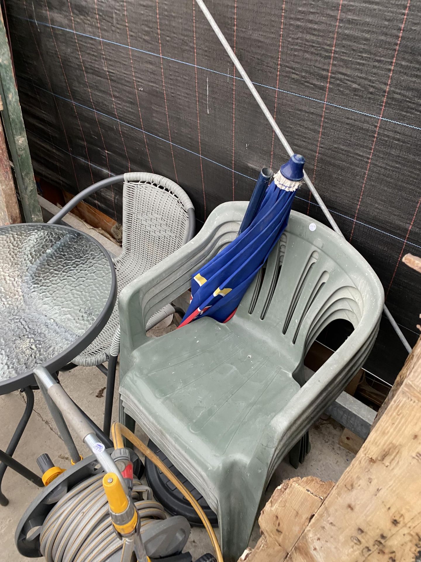 AN ASSORTMENT OF GARDEN ITEMS TO INCLUDE A GLASS TOPPED BISTRO TABLE AND TWO CHAIRS, FOUR PLASTIC - Image 4 of 4