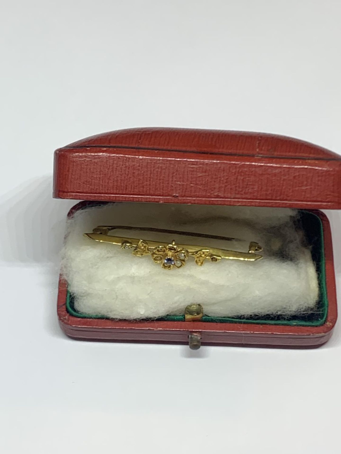 A 10CT YELLOW GOLD FLORAL SEED PEARL BROOCH (MISSING SOME PEARLS), WEIGHT 2.25G, BOXED - Image 4 of 4