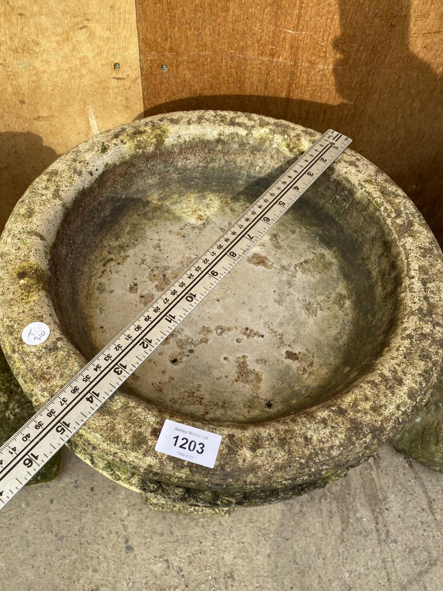 A RECONSTITUTED STONE BIRD BATH WITH PEDESTAL BASE (H:47CM) - Image 4 of 4