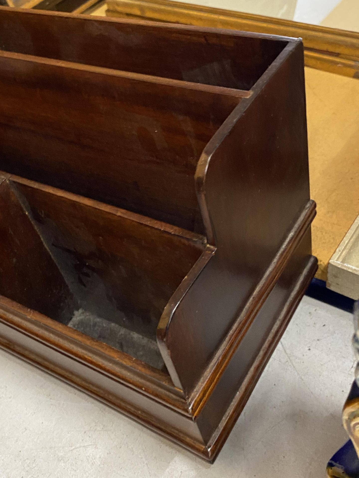 A VINTAGE MAHOGANY DESK TIDY / LETTER STAND - Image 2 of 2