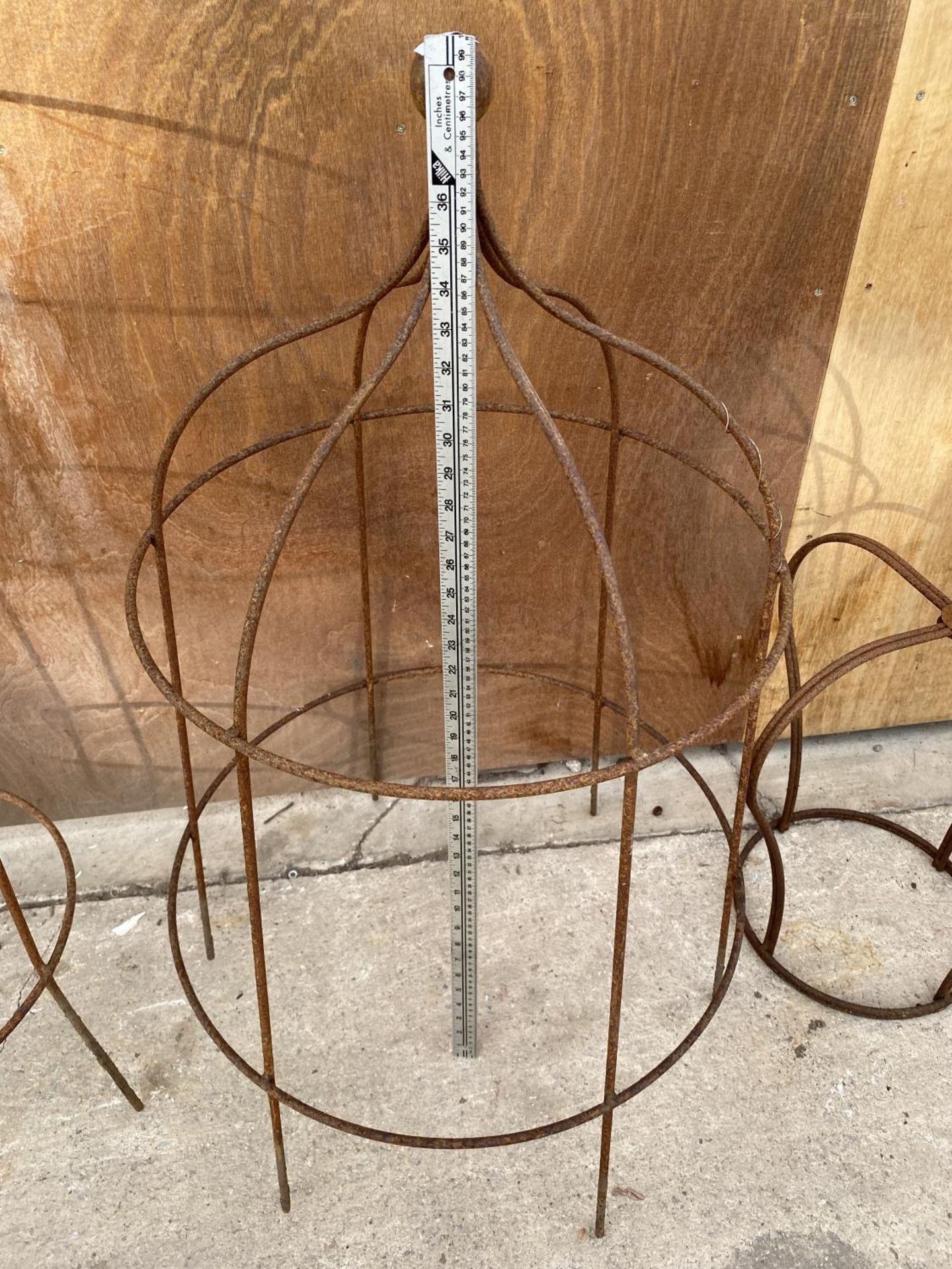 A WROUGHT IRON DOME SHAPED PLANT CLIMBING FRAME (H:99CM) - Image 2 of 2