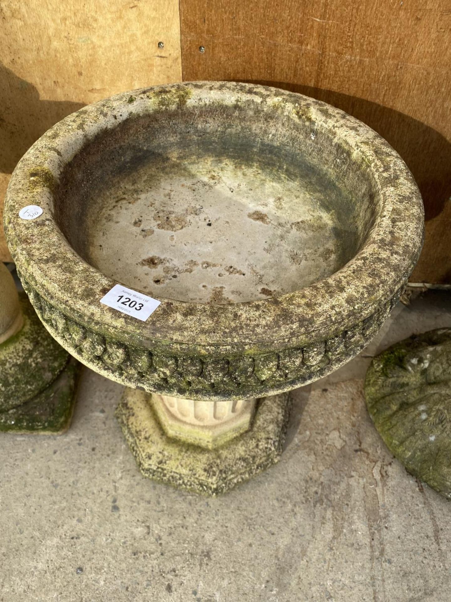 A RECONSTITUTED STONE BIRD BATH WITH PEDESTAL BASE (H:47CM) - Image 2 of 4