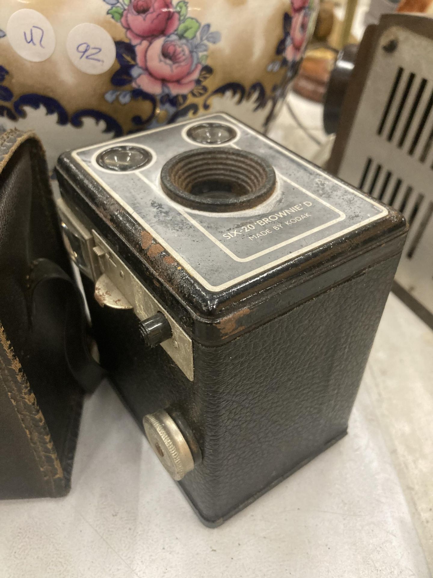 A VINTAGE KODAK SIX-20 'BROWNIE D IN A CASE - Image 2 of 3